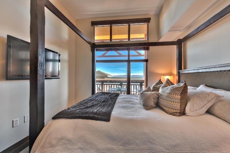 Superior Ski In Ski out Top floor Penthouse Pool Hot Tubs Conde Nast Forbes Award Winner C411 - image 13