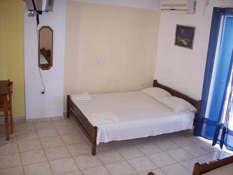 Studio (4 Adults) image 3