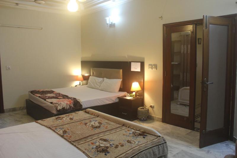 Classic Triple Room image 1
