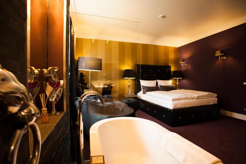 Double Room image 4