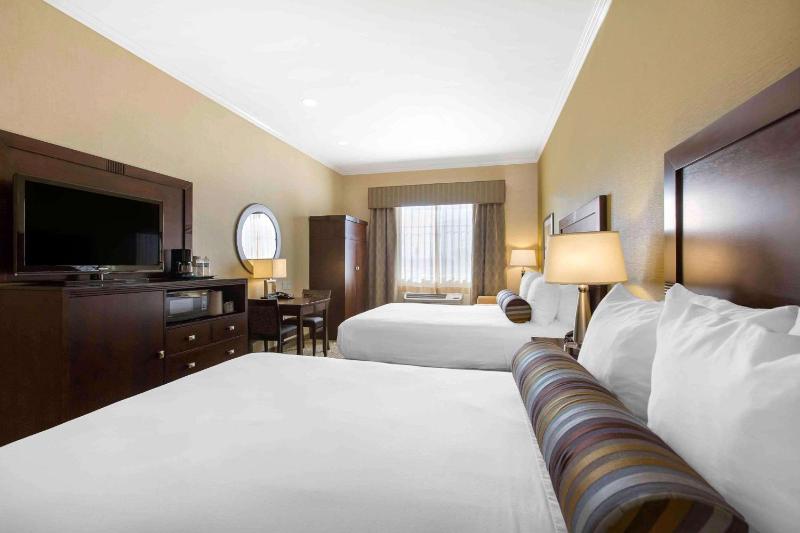 Queen Room with Two Queen Beds - Non-Smoking image 2