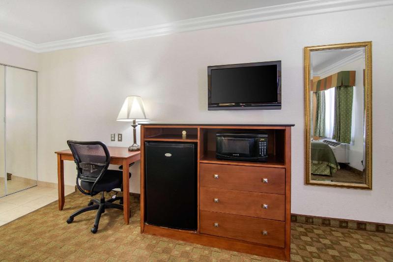 Queen Room with Two Queen Beds - Non-Smoking image 4