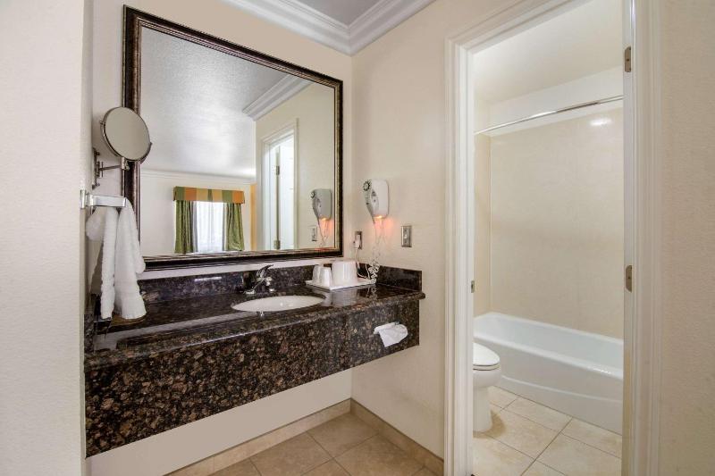 King Room - Non-Smoking image 3