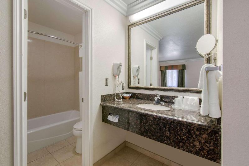 Queen Room with Two Queen Beds - Non-Smoking image 2