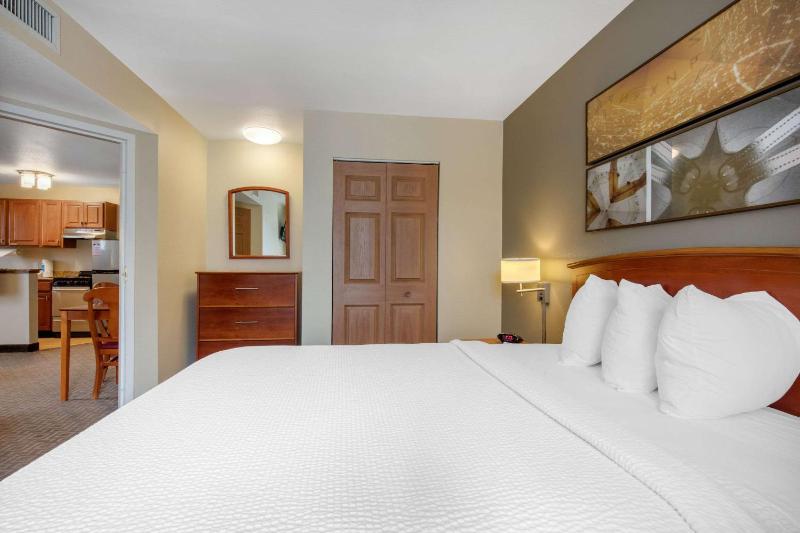 Queen Suite with Sofa Bed - Non-Smoking image 4