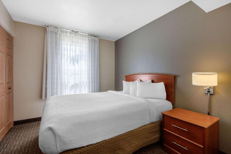 Queen Suite with Sofa Bed - Non-Smoking image 2