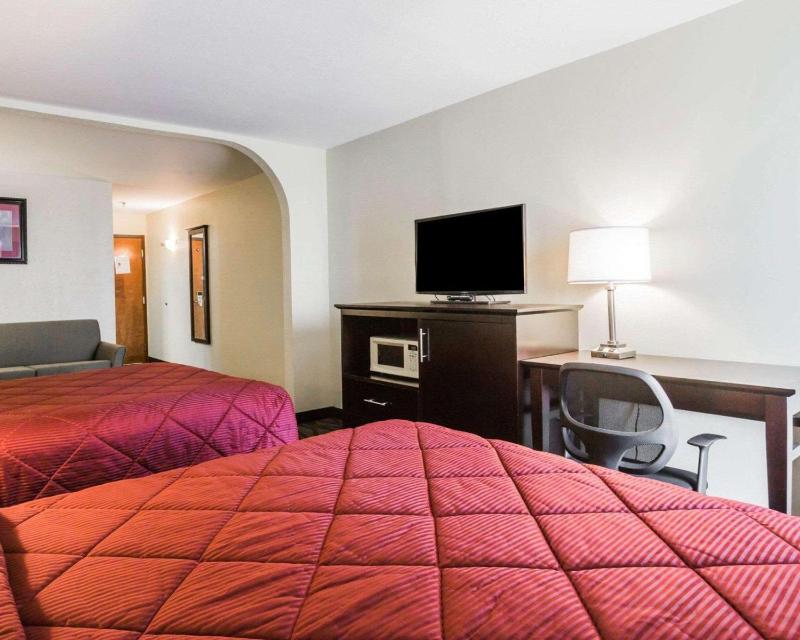 Queen Suite - Non-Smoking image 3