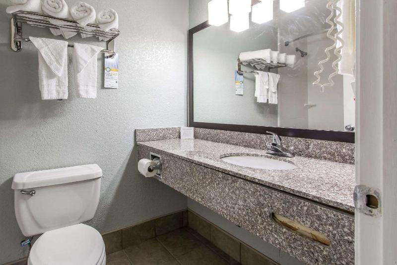 King Room - Accessible/Smoking image 3