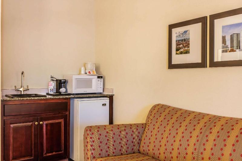 King Suite with Sofa Bed image 4