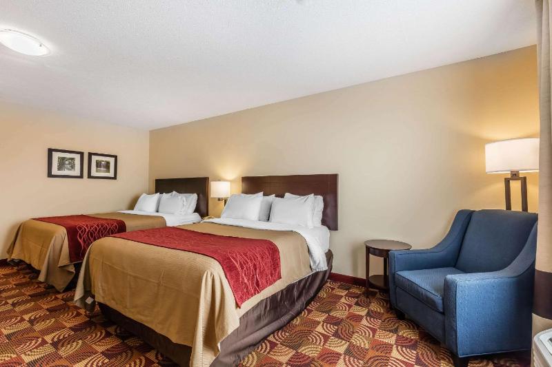 Queen Room with Two Queen Beds - Non-Smoking image 4