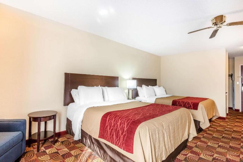 Queen Room with Two Queen Beds - Non-Smoking image 2