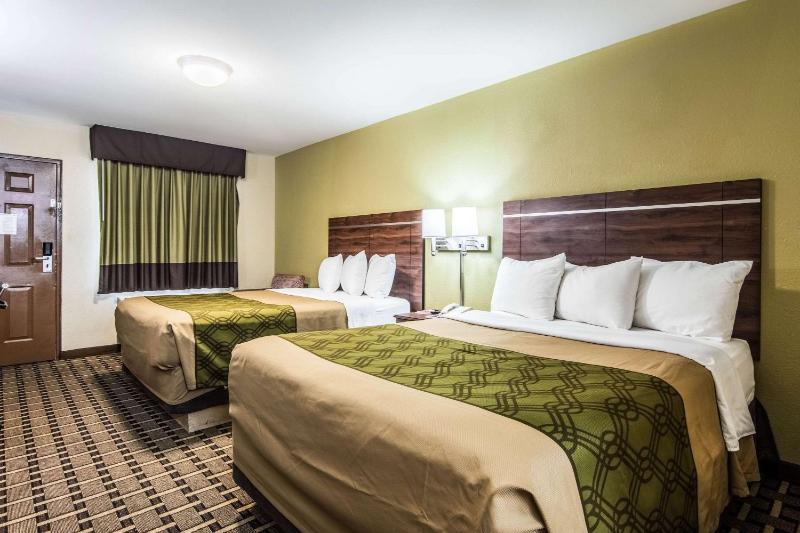 Queen Room with Two Queen Beds - Non-Smoking image 2