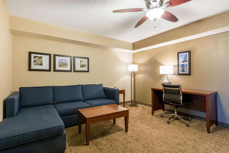King Suite - Non-Smoking image 3