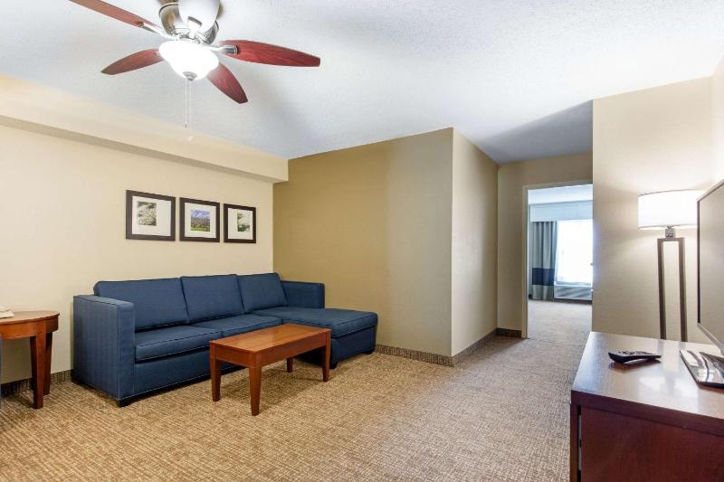 Queen Suite - Non-Smoking image 2