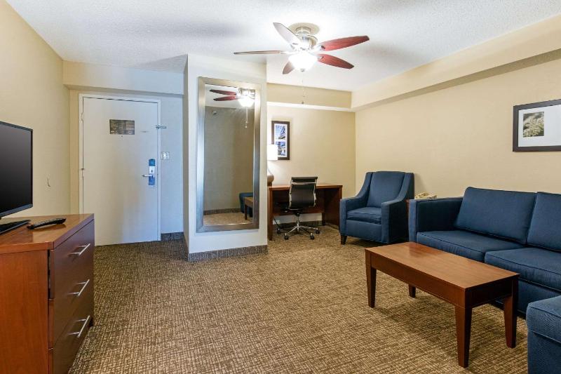 Queen Suite - Non-Smoking image 3