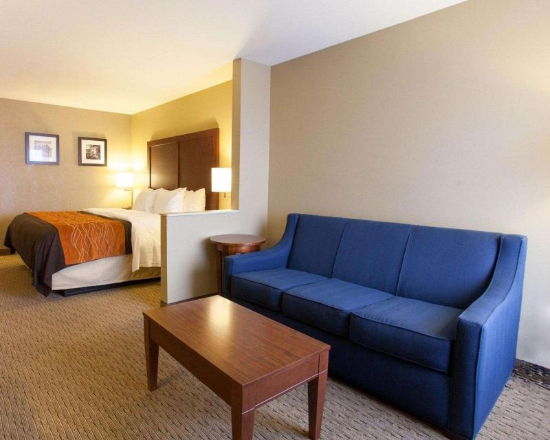 King Suite - Non-Smoking image 3