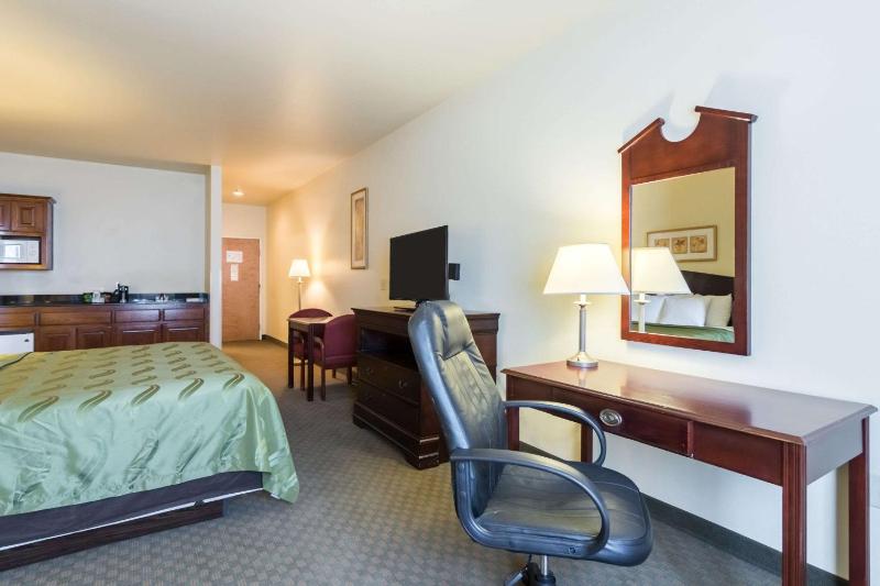 King Suite - Non-Smoking image 4