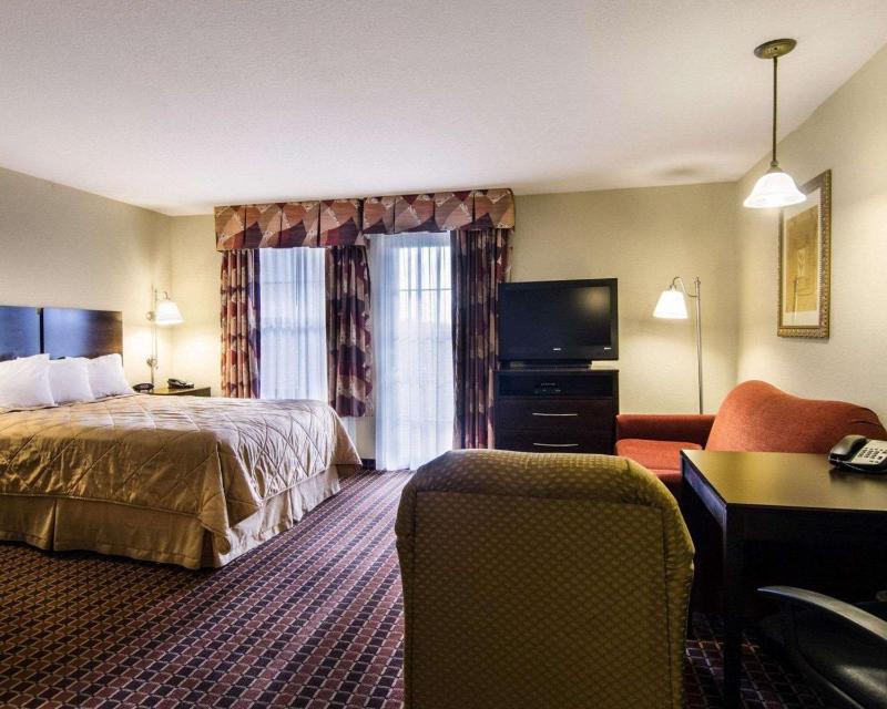 Queen Suite - Non-Smoking image 3
