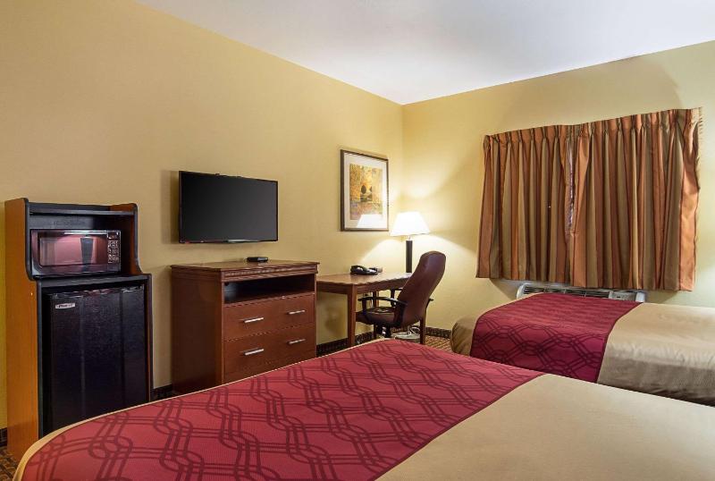 Queen Room with Two Queen Beds - Non-Smoking image 2