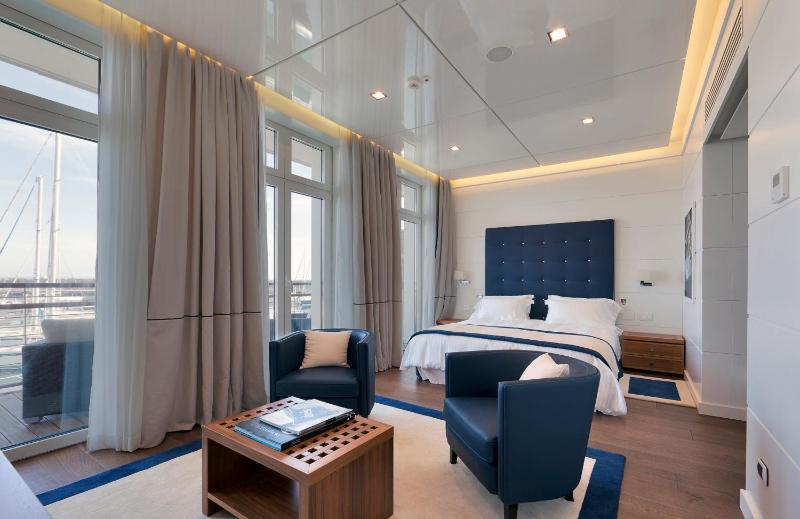Double Room with Sea View image 3