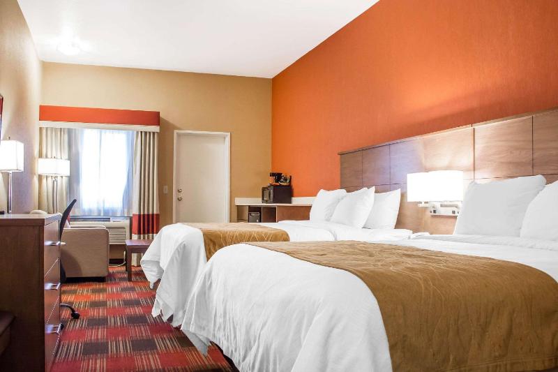 Queen Suite with Balcony and Wet Bar - Non-Smoking image 3