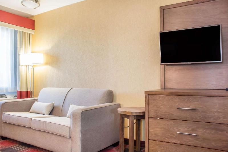 King Suite with Balcony and Wet Bar - Non-Smoking image 3