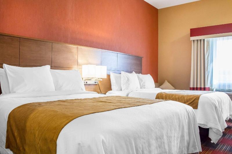 Queen Room with Two Queen Beds and Refrigerator - Non-Smoking image 3