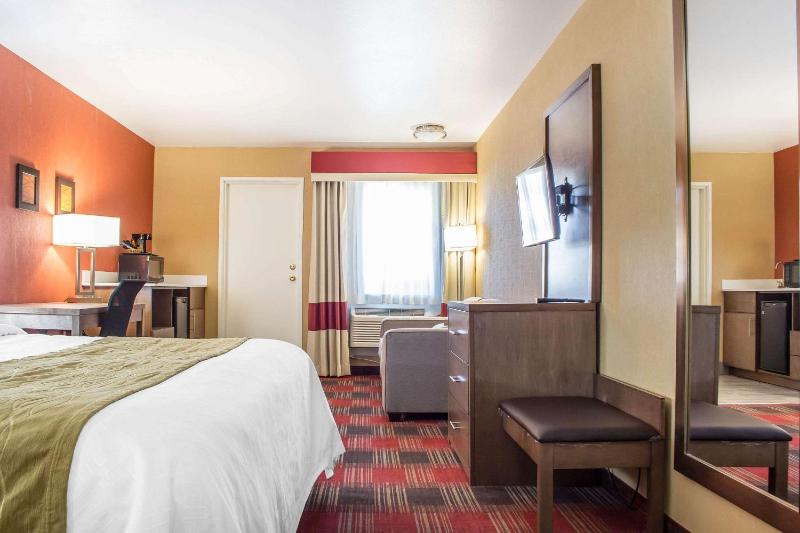 King Suite with Balcony and Wet Bar - Non-Smoking image 4