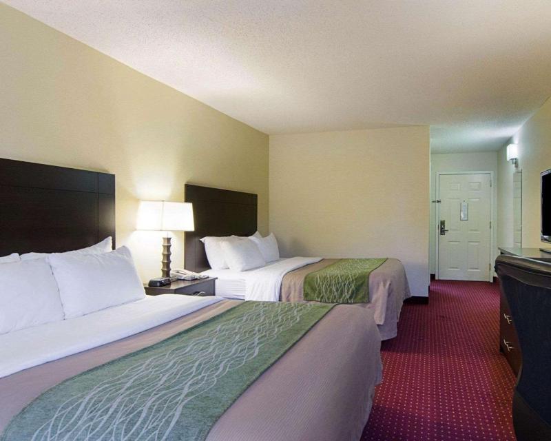 Queen Room with Two Queen Beds - Non-Smoking image 2