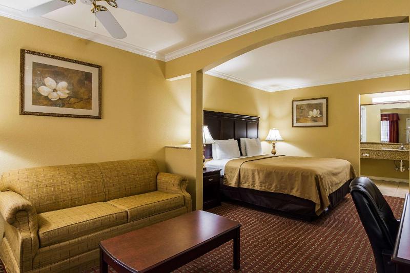 King Suite - Non-Smoking image 2
