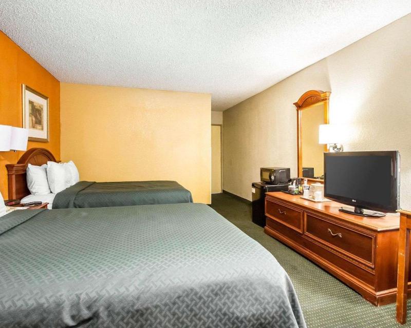 Queen Room with Two Queen Beds - Non-Smoking image 2