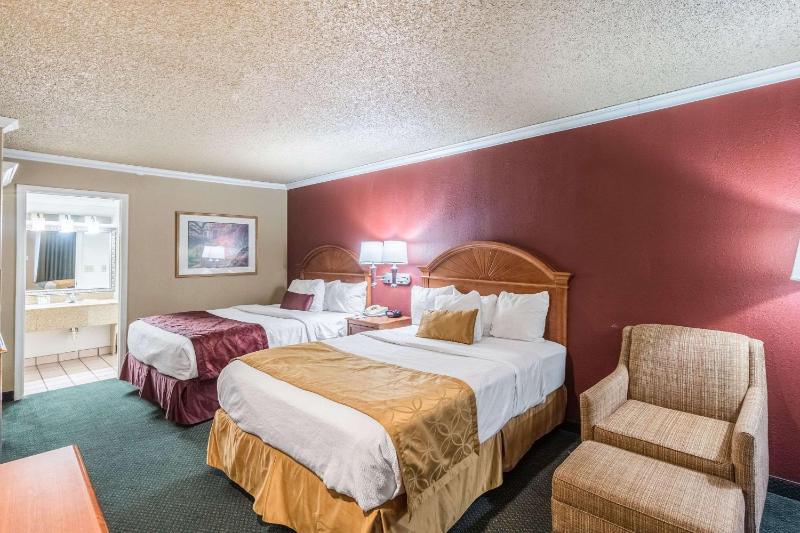 Queen Room with Two Queen Beds - Non-Smoking image 1
