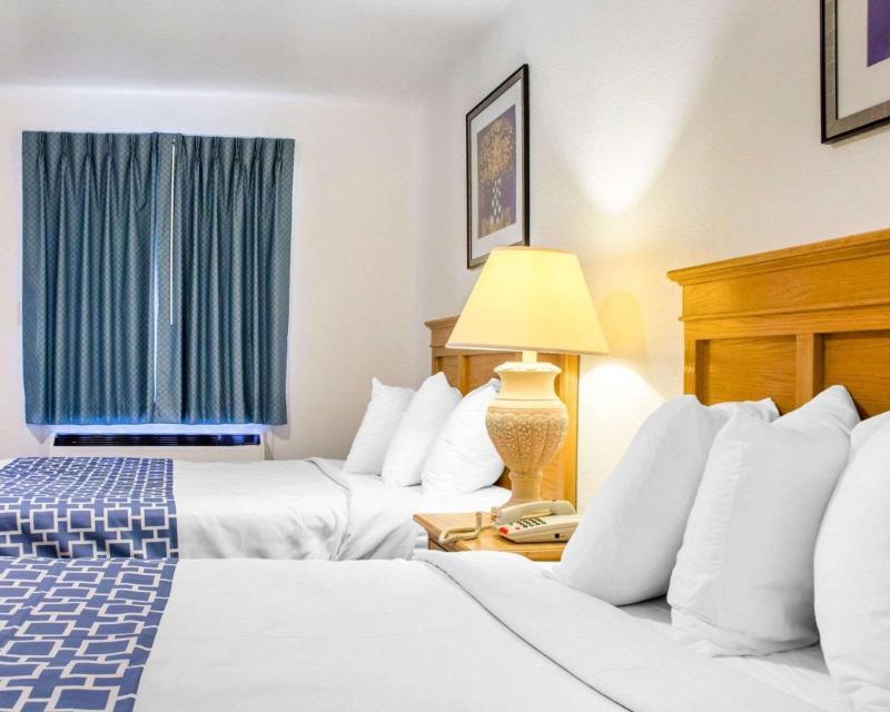 Queen Room with Two Queen Beds - Non-Smoking image 2