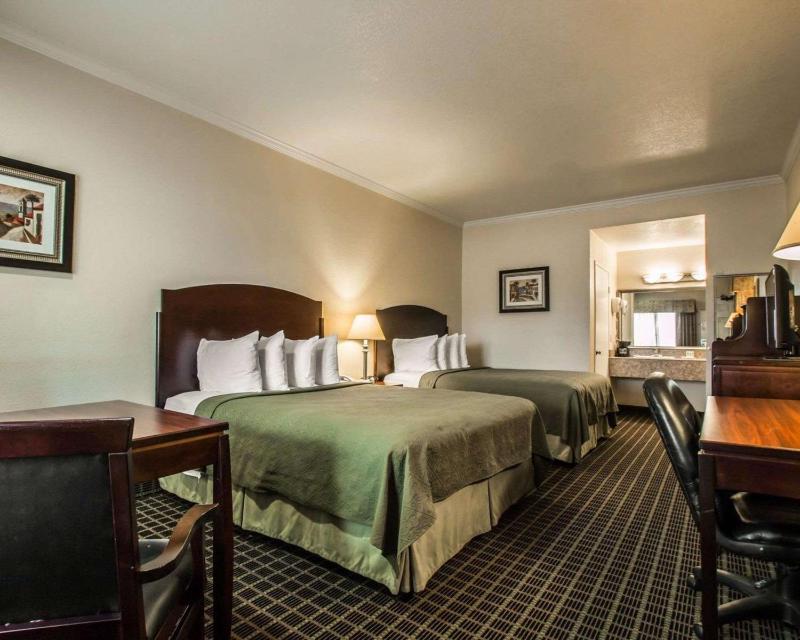 Standard Queen Room with Two Queen Beds - Non-Smoking image 4
