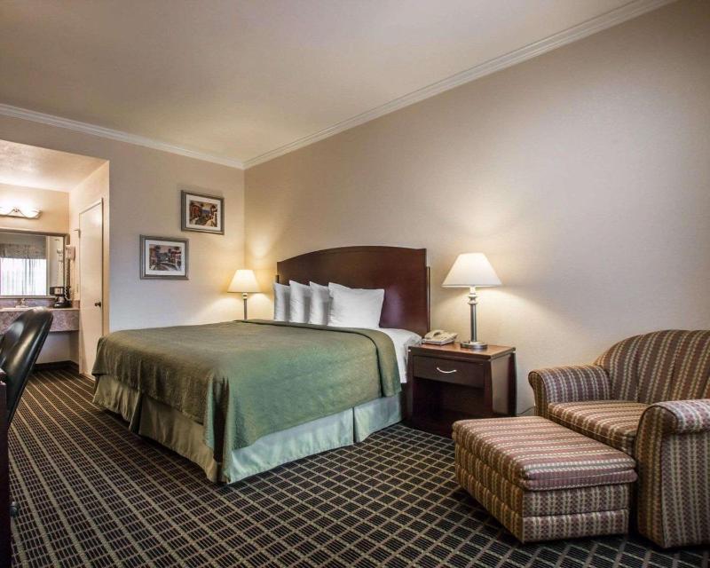 Standard Queen Room - Non-Smoking image 4