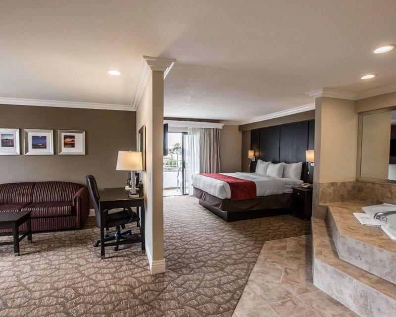 Deluxe Suite, 1 King Bed with Sofa Bed, Jetted Tub, Non Smoking image 4