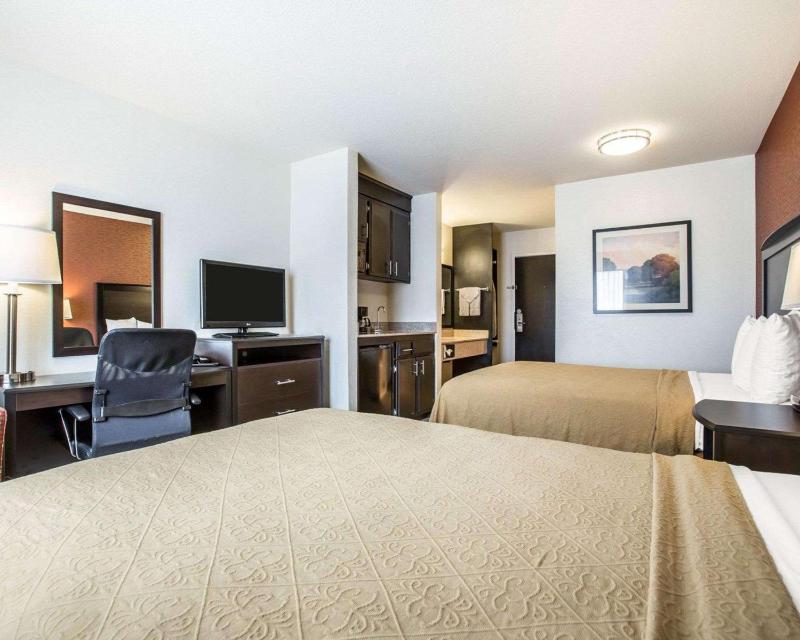 Queen Room with Two Queen Beds - Non-Smoking image 3