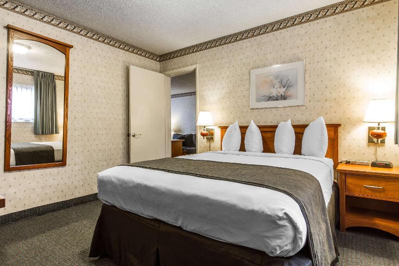 Queen Suite - Non-Smoking image 4