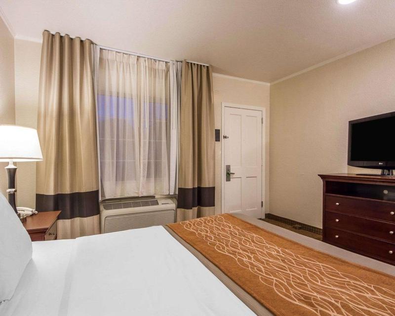 Queen Room image 3