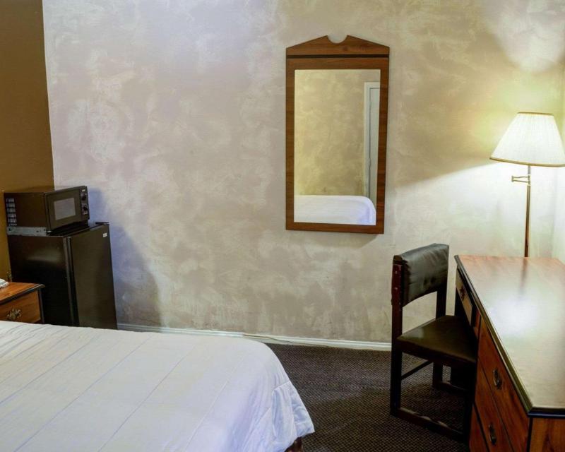 King Room - Accessible/Non-Smoking image 2