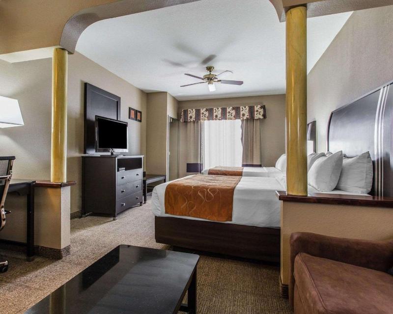Queen Room with Two Queen Beds - Non-Smoking image 2