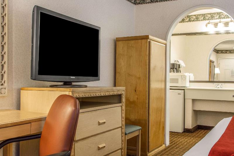 Queen Room with Two Queen Beds - Non-Smoking image 4