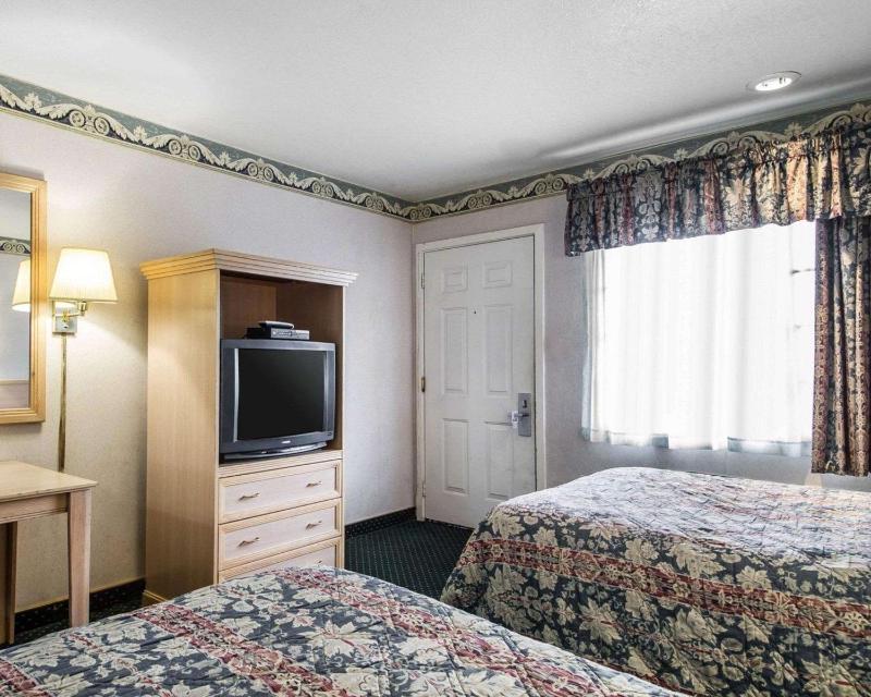 Double Room with Two Double Beds - Non-Smoking image 3
