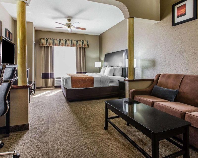 King Suite - Non-Smoking image 2