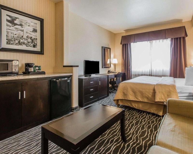 Suite, 1 King Bed with Sofa Bed, Non Smoking image 3