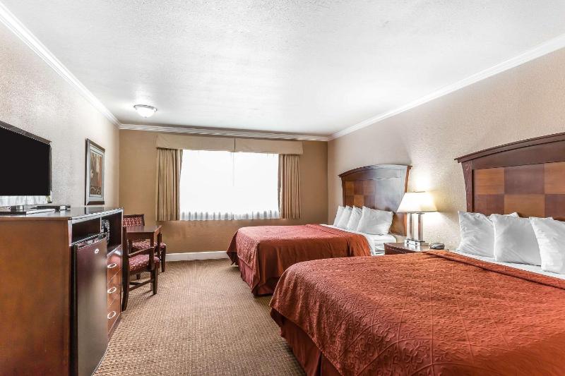 Standard Queen Room with Two Queen Beds - Non-Smoking image 3