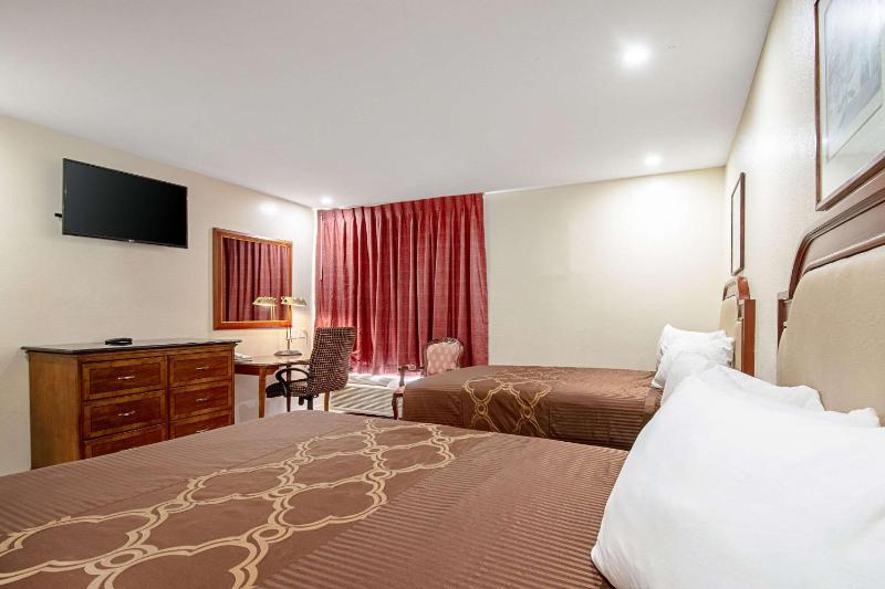 Non-Smoking Double Queen Room image 1