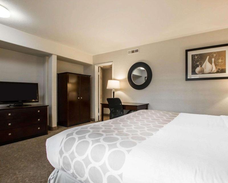 King Suite with Sofa Bed - Non Smoking image 4