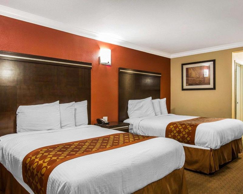 Queen Room with Two Queen Beds - Smoking image 3