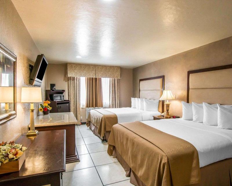 Standard Room, 2 Queen Beds, Non Smoking image 2